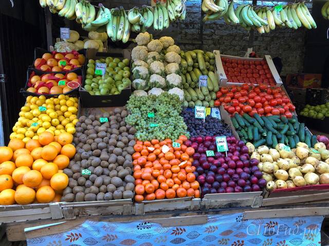 Прилавок с овощами на Сенном рынке (апрель 2022)
