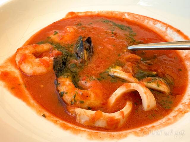 Суп «Фрутти ди Маре» в пиццерии «La Costa» — достаточно морепродуктов
