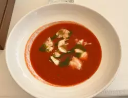 Томатный суп с моцареллой и песто