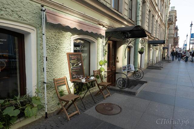 Кафе «РестоХолл» на улице Рубинштейна