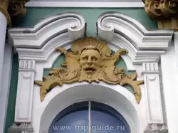 Скульптуры на фасаде Зимнего Дворца