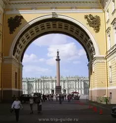 Вид на Дворцовую площадь из арки Главного штаба