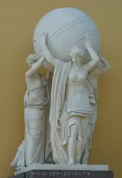 Скульптуры нимф, держащих глобусы - Адмиралтейство