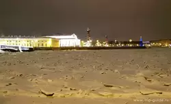 Стрелка Васильевского острова и замерзшая Нева