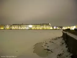 Вид на Эрмитаж от Стрелки Васильевского острова ночью
