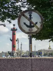 Знак запрета якорной стоянки у Стрелки Васильевского острова