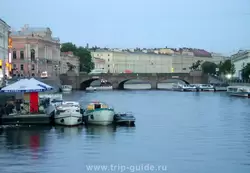 Прогулочные катера и Аничков мост