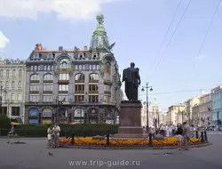 Дом книги и памятник М.И. Кутузову