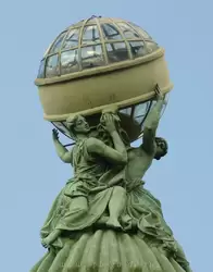 Глобус диаметром 2,8 метра держат скульптуры мореплавания