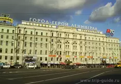 Гостиница «Октябрьская» на площади Восстания