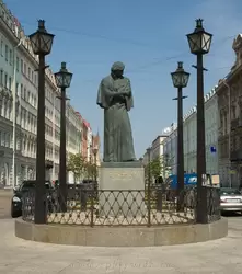 Памятник Н.В. Гоголю на Малой Конюшенной