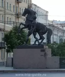 Скульптура укротителя коня на Аничковом мосту