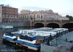 Туристические катера у Аничкова моста