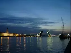 Белые ночи в Санкт-Петербурге, Дворцовый мост и Кунскамера
