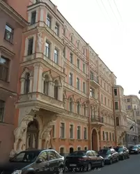 Дом с атлантами на Саперном переулке в Санкт-Петербурге