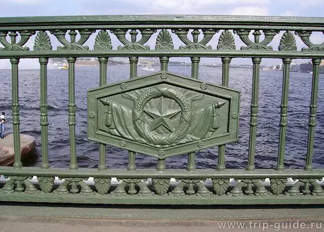 Дворцовый мост, ограда