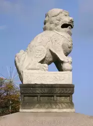 Китайские львы Ши-цза на Петровской набережной