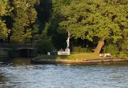 Крестовский остров, скульптура «Девушка с веслом» на Безымянном острове