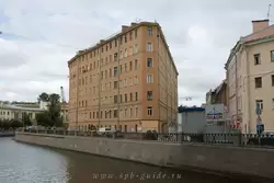 Дом-корабль, дом-утюг в Санкт-Петербурге