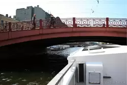 Под Красным мостом
