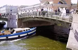 Прогулочные катера у Мало-Конюшенного моста