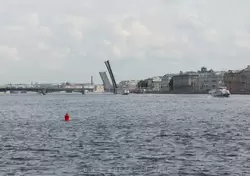 Развод мостов в Санкт-Петербурге днём