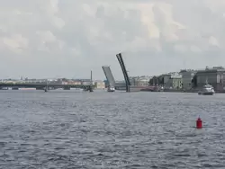 Троицкий и Литейный мосты развели днём для репетиции парада в день ВМФ