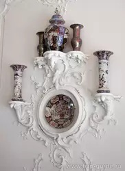 Декоративные вазы китайского и японского фарфора украшают Парадную лестницу
