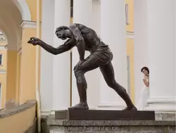 Скульптуры у Александровского дворца