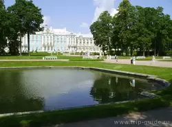 Вид на пруд и Екатерининский дворец
