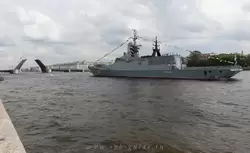Развод мостов в Санкт-Петербурге во время празднования Дня ВМФ