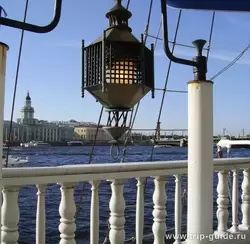 Светильники на палубе корабля-ресторана «Кронверк»