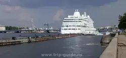 Туристический лайнер на Неве