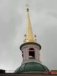 Колокольня с высоким шпилем. Церковный фасад
