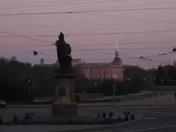 Памятник Суворову и Марсово Поле вечером