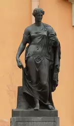 Статуя Флоры перед Михайловским замком