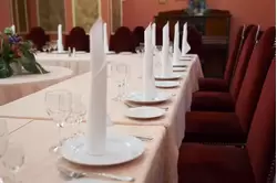 Красный зал ресторана в гостинице «Нептун»