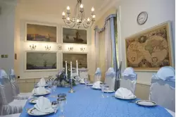 Белый зал ресторана в гостинице «Нептун»