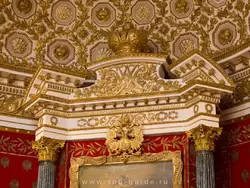 Двуглавый орел и позолоченная корона в Малом тронном зале