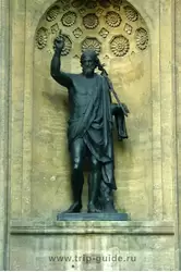 Скульптура Иоанна Крестителя на фасаде Казанского собора