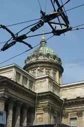 Троллейбусные контактные провода у Казанского собора