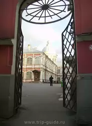Ворота в Александро-Невской лавре