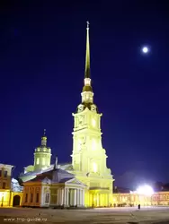Петропавловский собор и луна