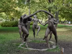Ораниенбаум. Выставка скульптур А. Таратынова. «Танец»